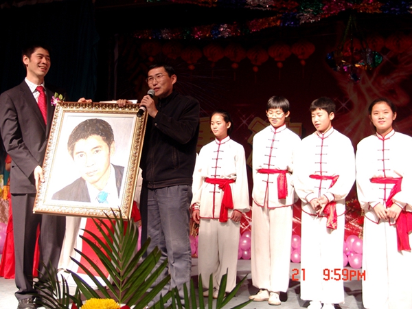 陈浩成董事长接受被救助孩子敬赠的画像