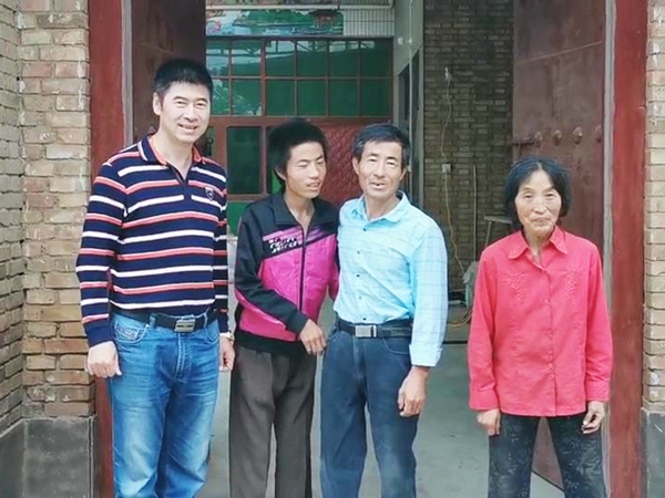 生物时代向一贫如洗的陕西富平乡村残疾教师杨怀庄捐赠奶山羊